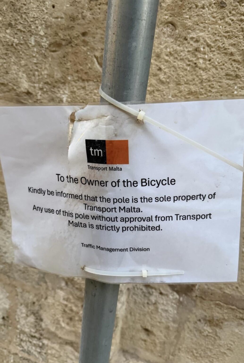 In front of the Ministry of Finance, which cyclist has the audacity to use that pole?