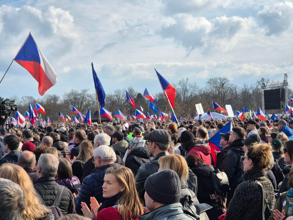 There is no end to the crowd in sight. Isn't there someone in the block of flats opposite?