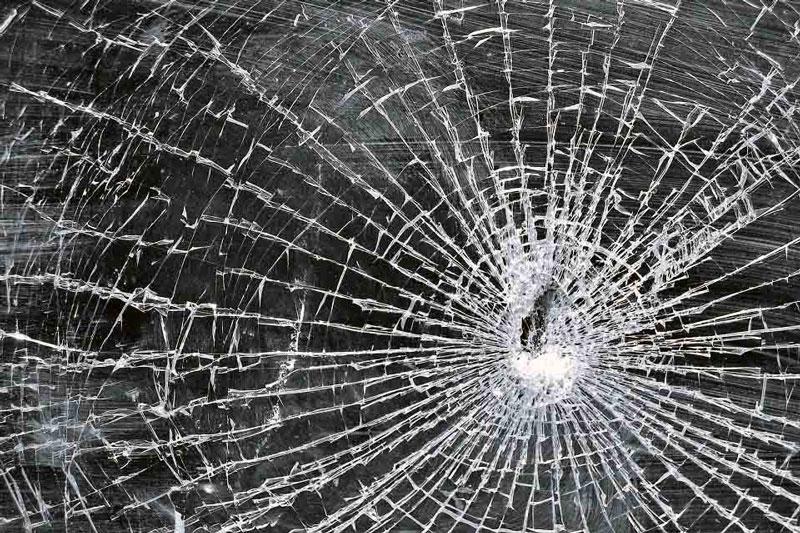 I went on the Cluj-Sibiu train, on both sides there were windows like this, what kind of people can throw stones?