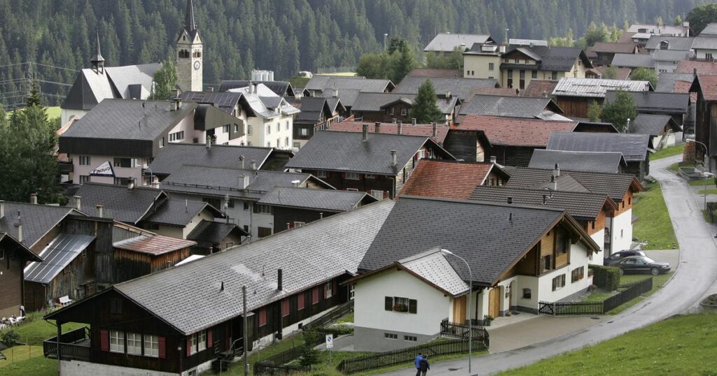 A car hits a school group in Graubünden and leaves one dead