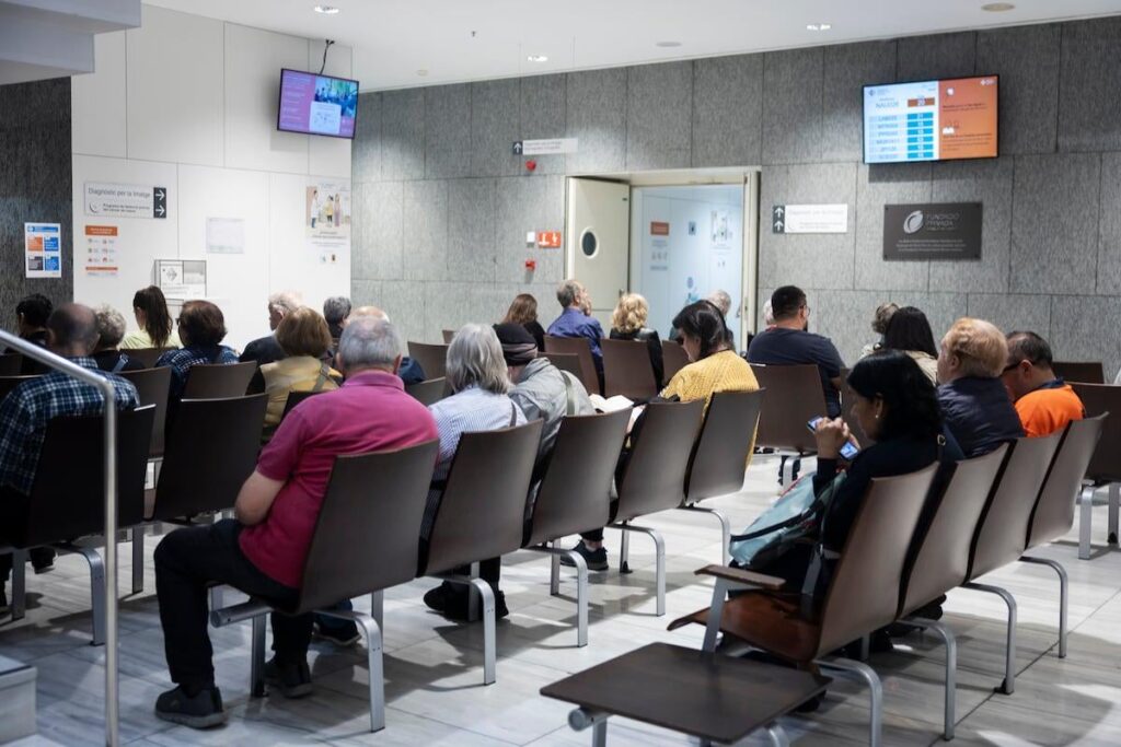 Spain restores universal access to free public healthcare, including people in an irregular situation