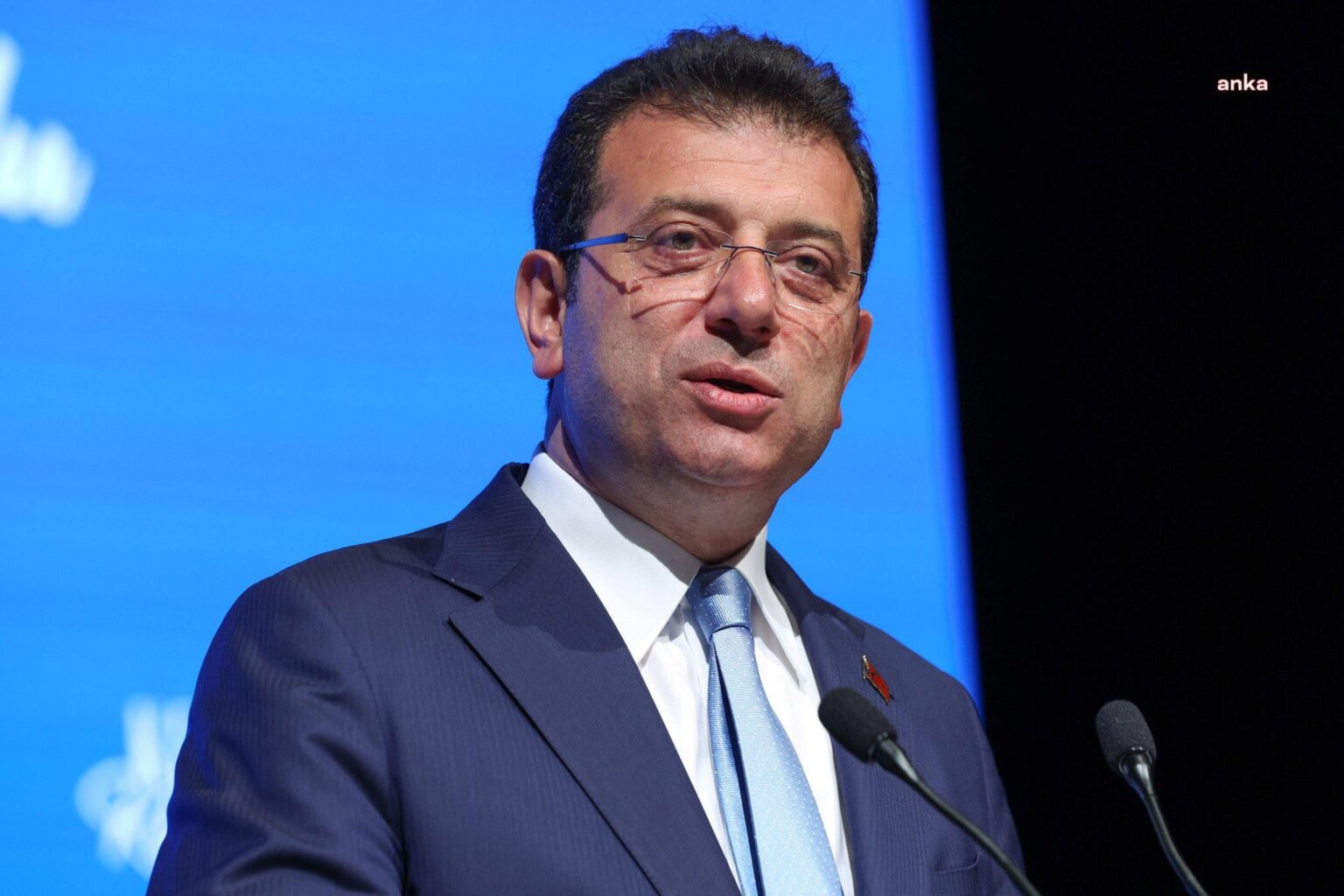 In the Istanbul Metropolitan Municipality case, gendarmes were placed around Ekrem İmamoğlu to prevent him from walking to the podium. İmamoğlu shouted at the judge, "Who gave the instruction in the evening? Such a thing cannot happen."
