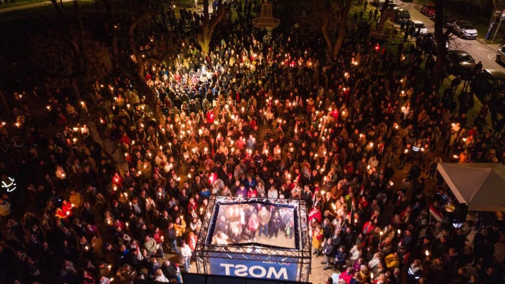 Kapitány István held a tour of the country today at 18:00 in Székesfehérvár with two candidates from Fejér County