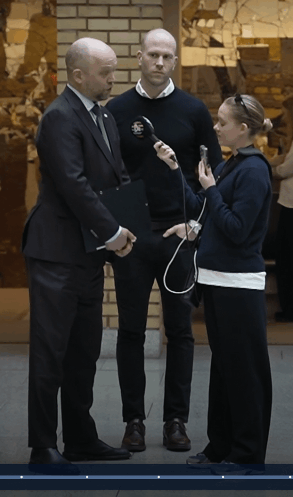 Vedum copying Trumps weird posture