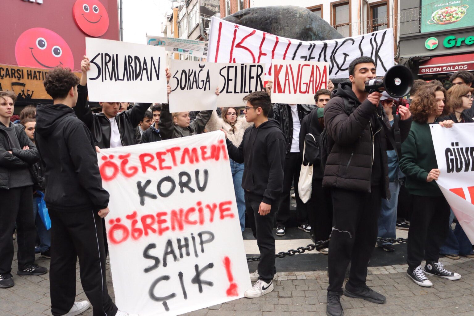 The high school boy who said "Yusuf Tekin resign" was detained during a raid on his house at night.