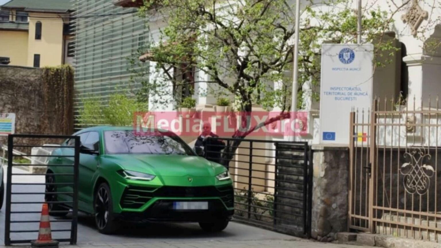 The head of ITM Bucharest comes to work with a 300,000 euro Lamborghini Urus. He parks his car, nice and elegant, next to the Daciile Logan on duty