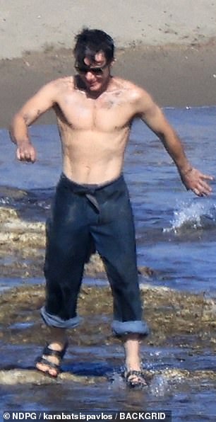 He also wore a pair of baggy denim jeans and sandals