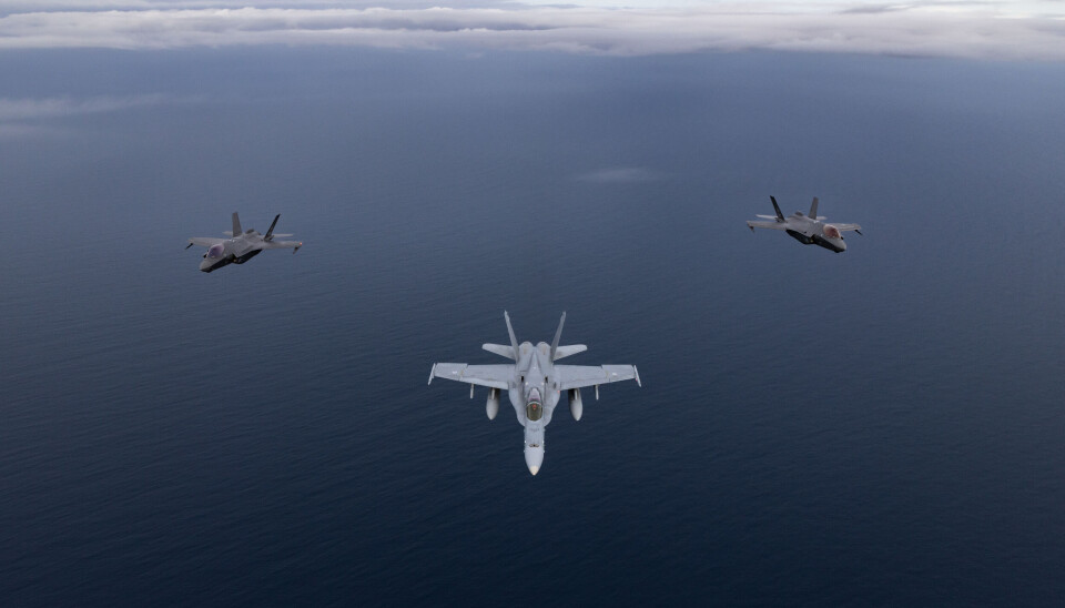 Ett Finsk F/A-18 og to norske F-35 i formasjon utenfor Andøya i Vesterålen, Nordland. Bildene er tatt fra en amerikansk KC-130J Hercules tilhørende United States Marine Corps.