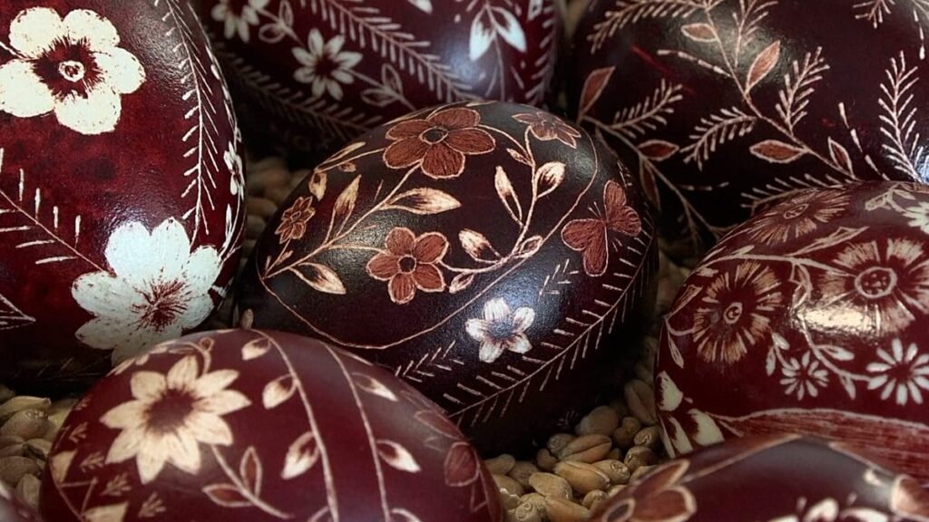 Video. Slovenian women keep centuries-old ‘drsanke’ Easter egg art alive
