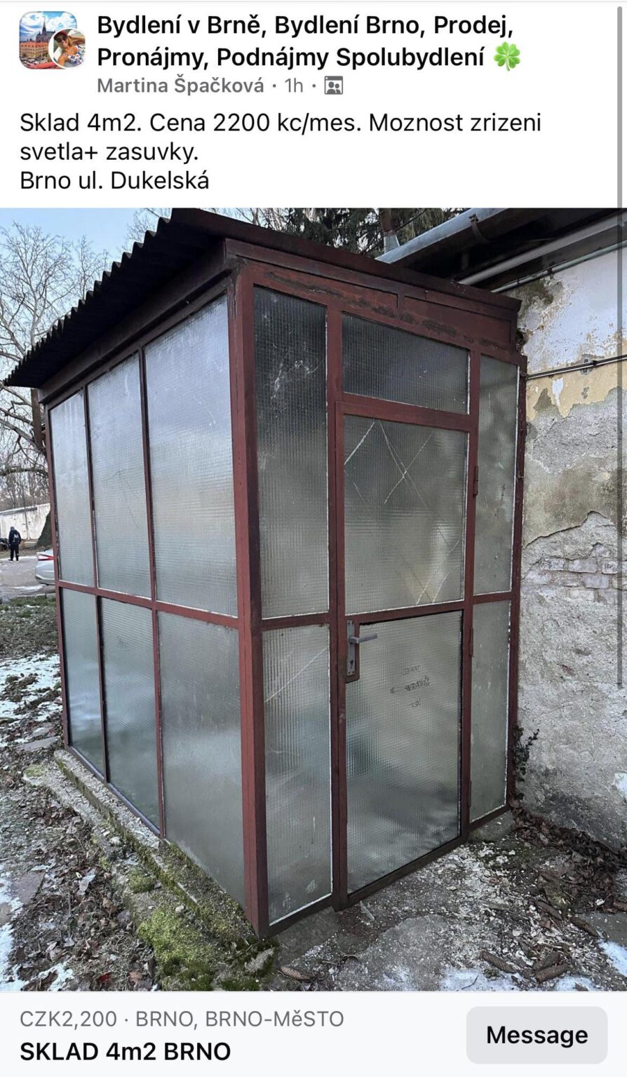 Another very sane landlord. A small glazed and rusty shed without electricity for the price of a garage. Don't take it.