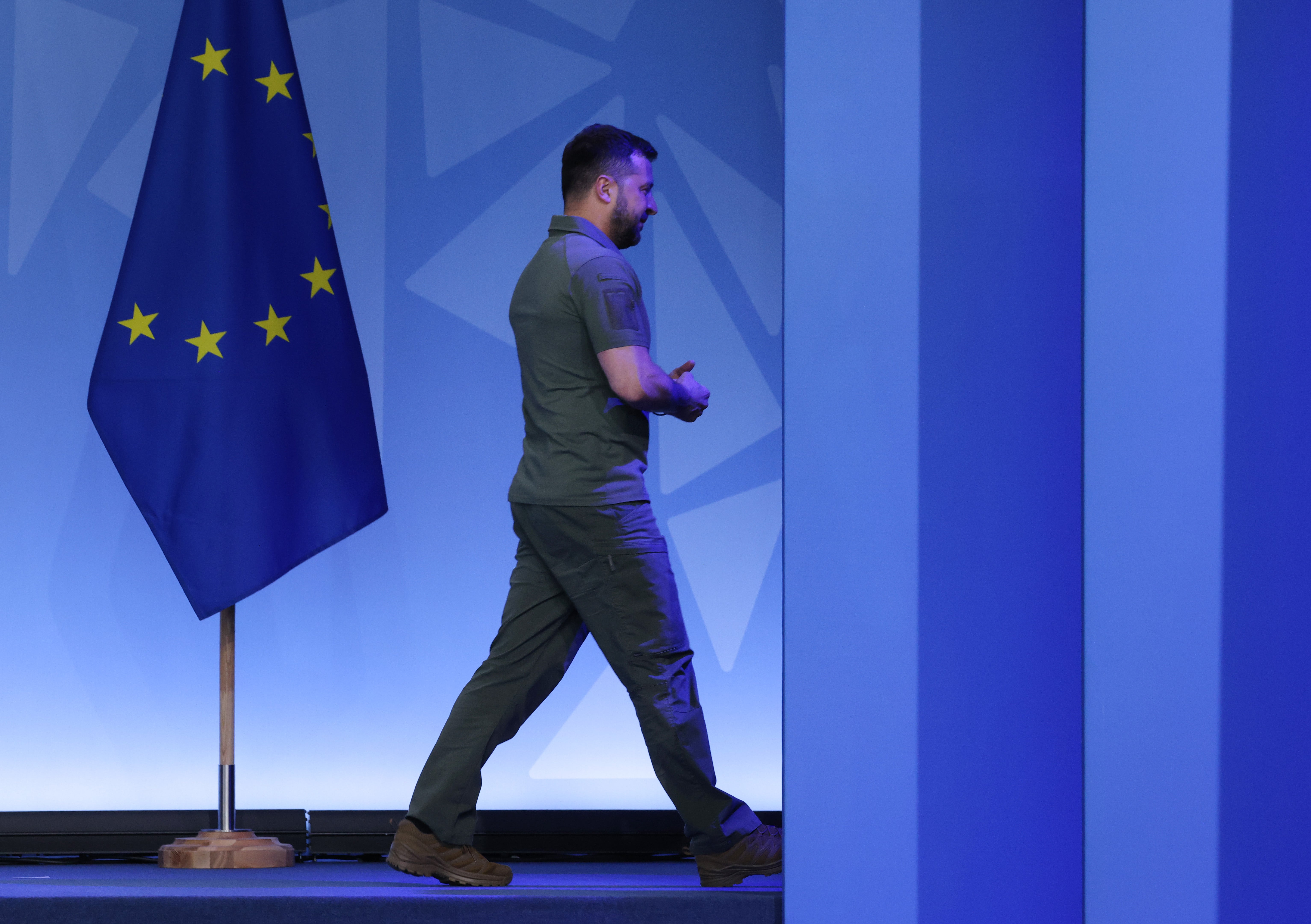 Ukrainian president Volodymyr Zelensky walks past the flag of the European Union in Vilnius, Lithuania