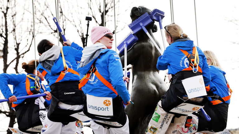 Students washing the Havis Amanda statue.