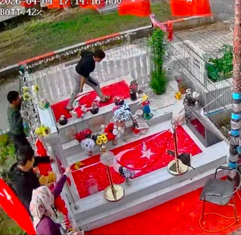 An attack was made on the grave of police officer Sude Sarıkaya, who died 1.5 years ago, in Adana Buruk Cemetery.