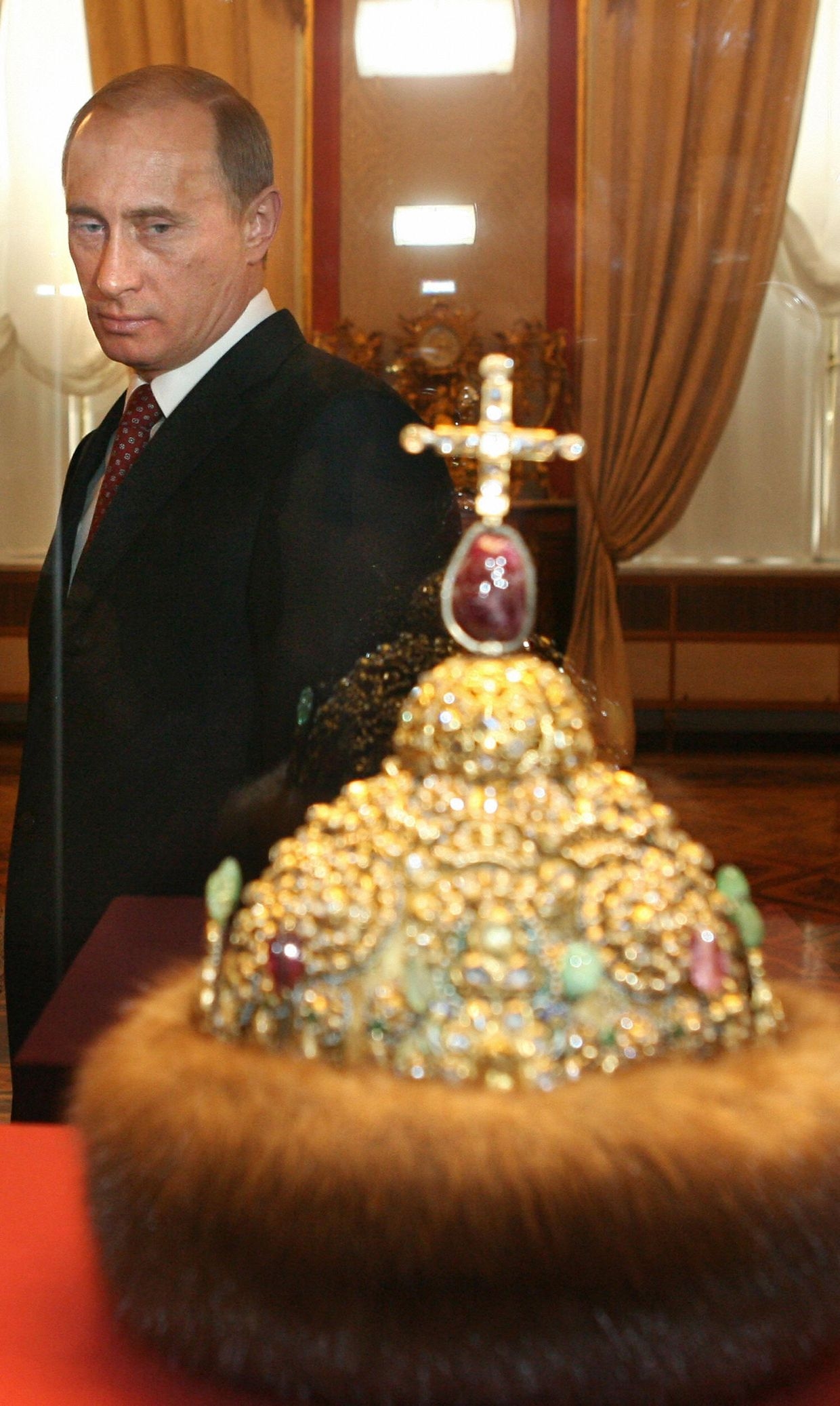 2006: Putin views Peter the Great's crown at the Kremlin Museums' 200th anniversary in Moscow.
