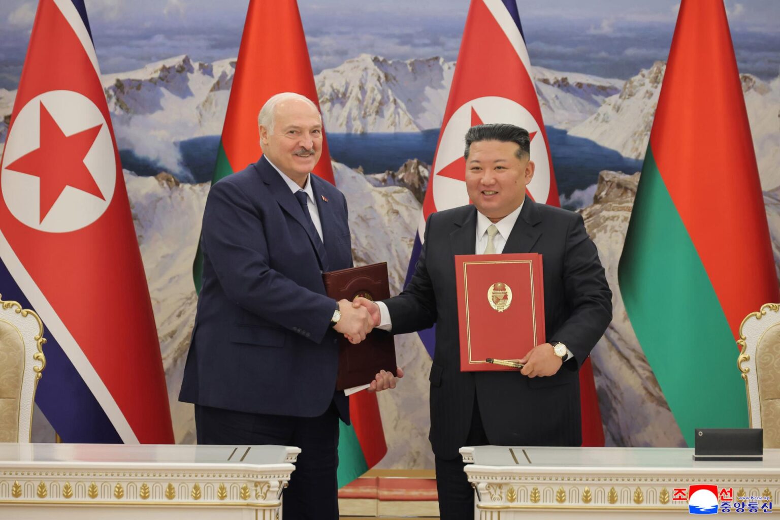 North Korean leader Kim Jong-un and Belarusian President Alexander Lukashenko hold a summit in Pyongyang March 26, in this photo published  by the Korean Central News Agency the following day. Yonhap