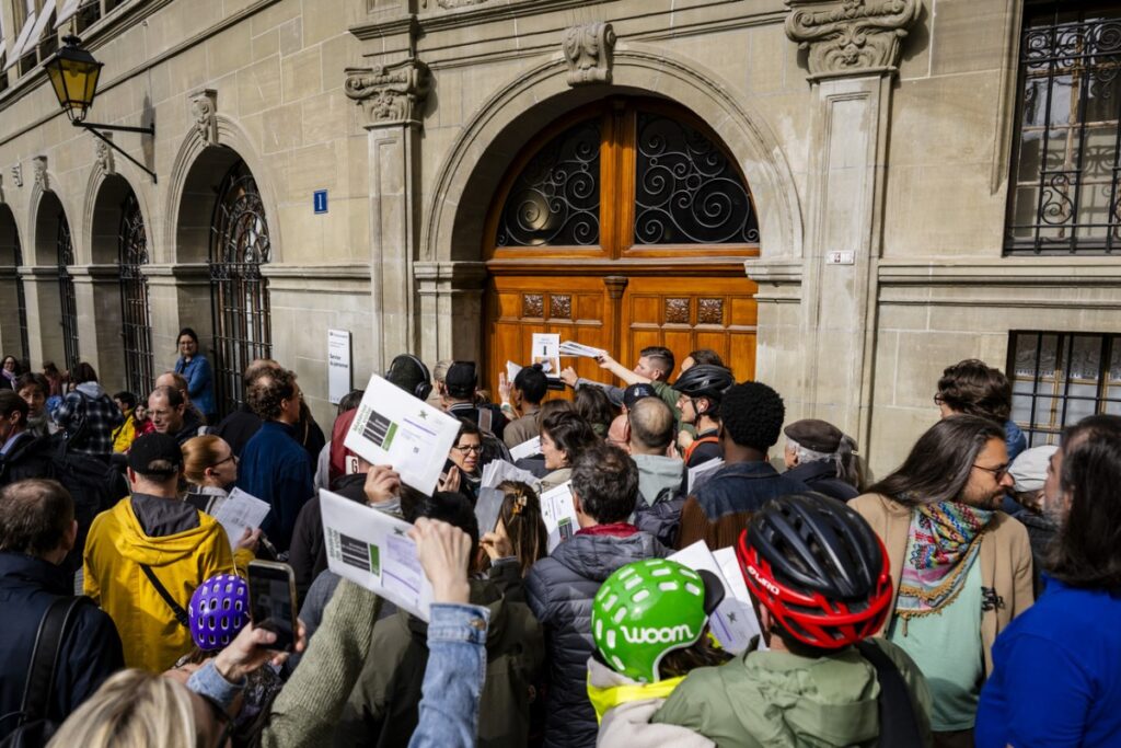 Democracy instead of autocracy: the Swiss like their form of government