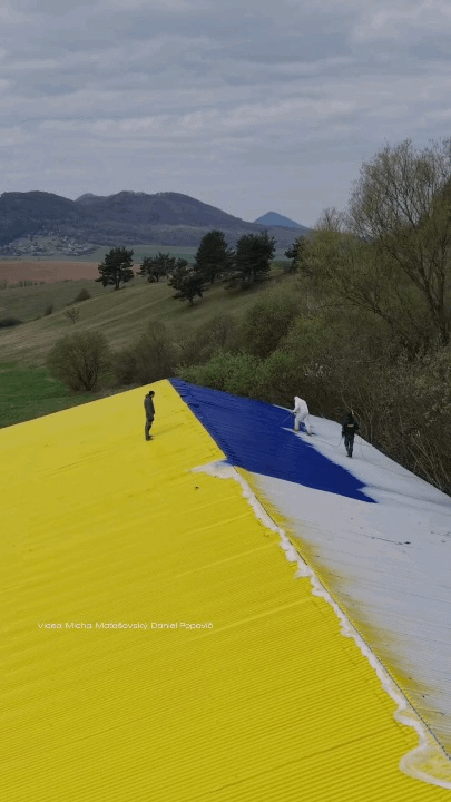 In Slovakia a giant Ukrainianflag was painted on a roof, covering 1000 square meters