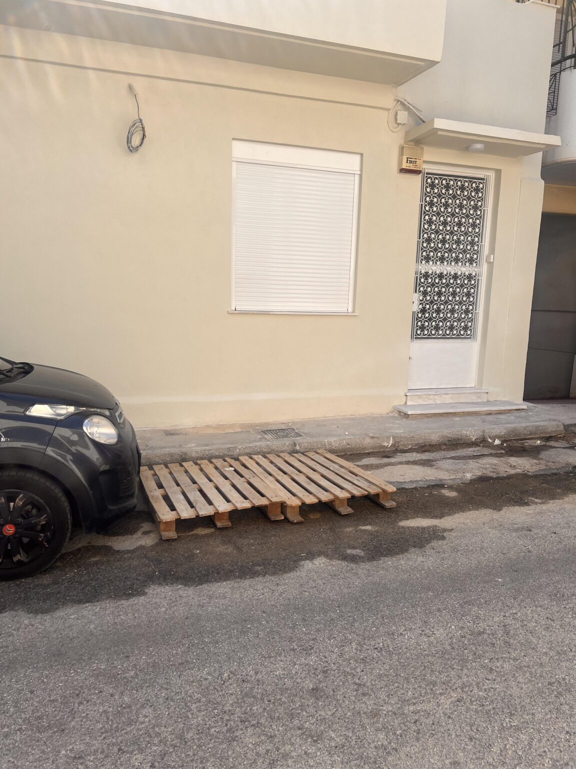 The problem with parking in Athens has reached an impasse, and we also have illegal obstacles so that we cannot even park in the available spaces on the street? What can I do about it for example? Is it worth it to pick up the logs or will I find my car scratched?
