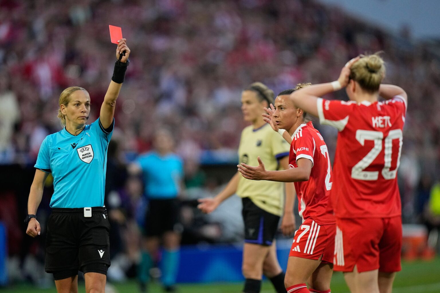 Bayern suffers hair-pull red card in draw with Barça in Women’s Champions League semifinal Bayern suffers hair-pull red card in draw with Barça in Women's Champions League semifinal