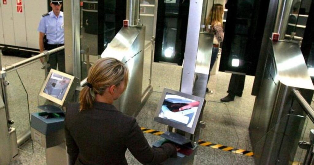 European airlines report queues of up to three hours due to new border controls: Flights to the UK hit