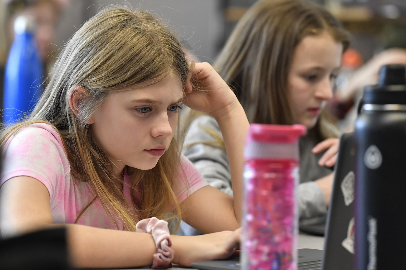 Ecolière devant derrière un ordinateur