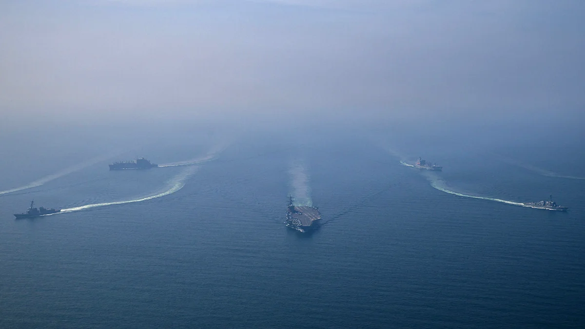 El portaaviones USS Abraham Lincoln, de la clase Nimitz de la Marina de los Estados Unidos, lidera su grupo de ataque durante un ejercicio fotográfico en el mar Arábigo, el 6 de febrero de 2026 - Marina de los Estados Unidos/Especialista en comunicación de masas de primera clase Jesse Monford/Documento facilitado por REUTERS 