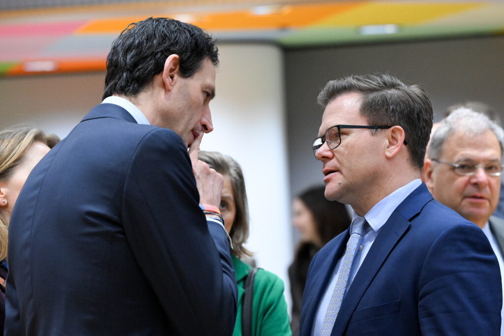 EU-Klimakommissar Wopke Hoekstra im Gespräch mit Bundesumweltminister Carsten Schneider.