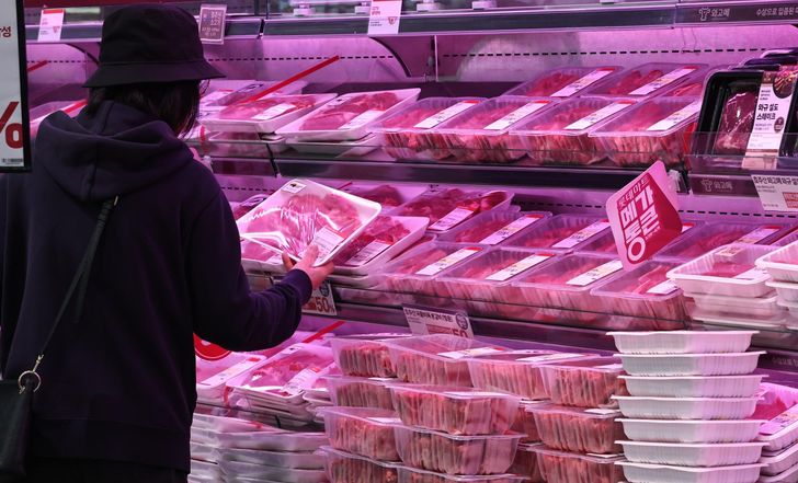 Meat is displayed at a supermarket in Seoul, Thursday. According to the Ministry of Data and Statistics, the consumer price index stood at 118.80 in March, up 2.2 percent from a year earlier. Yonhap 