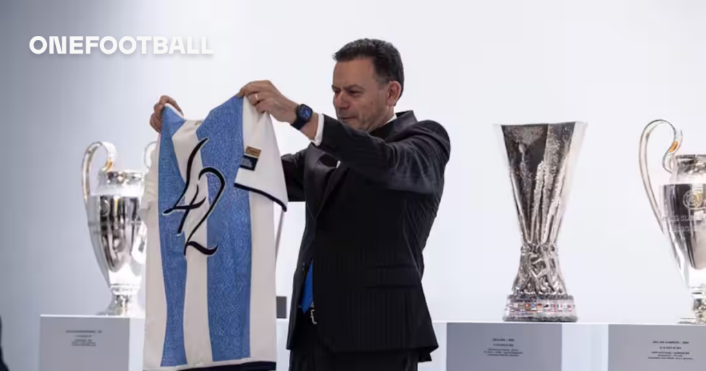 Villas-Boas gave Luís Montenegro a Pinto da Costa tribute shirt