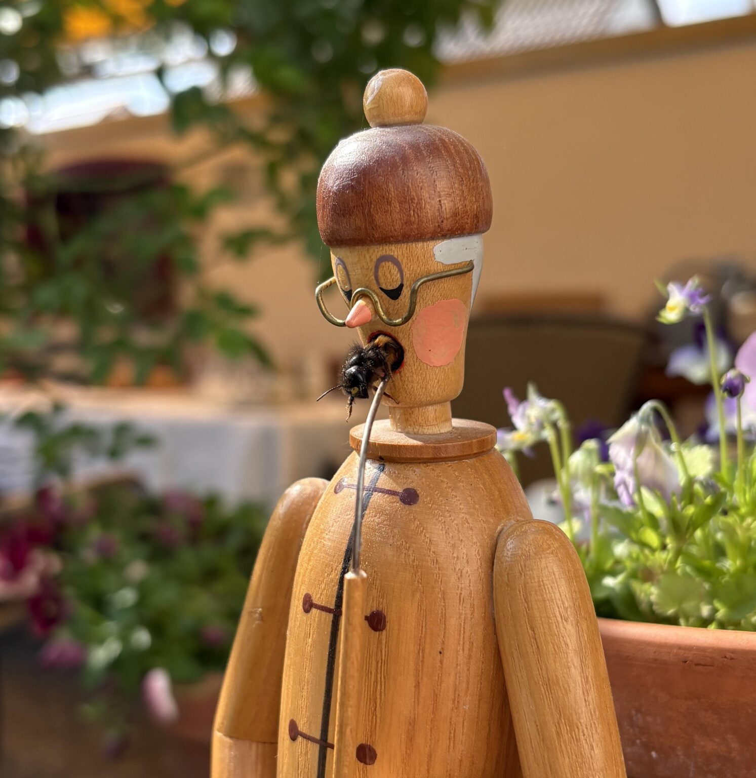 Local bee has excellent taste in traditional German craftsmanship
