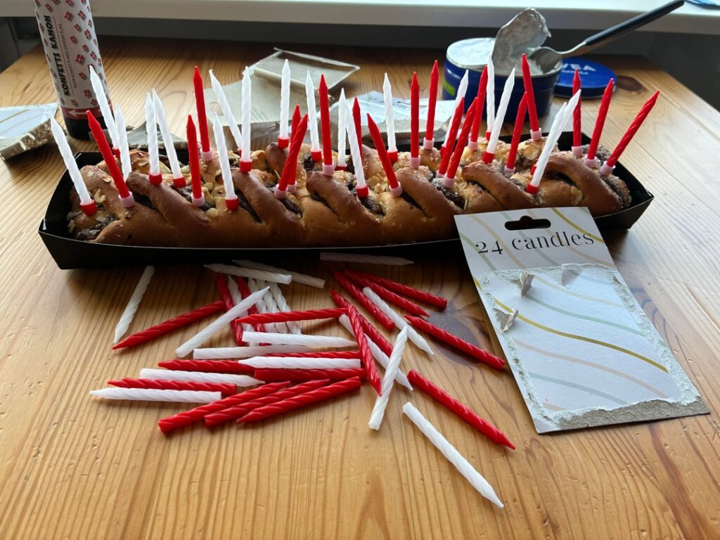 [r/MildtIrriterende] I bought three packs of 24 candles for my dad's 70th birthday, but the pack only comes with 12 holders!