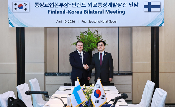 Trade Minister Yeo Han-koo, right, shakes hands with his Finnish counterpart, Ville Tavio, during their meeting in Seoul on April 10 in this photo provided by Yeo
