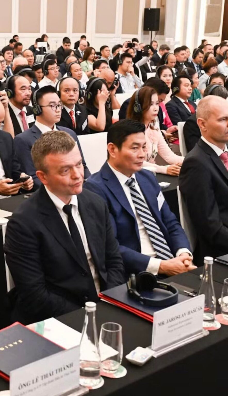 Jarko Haščák from Penta with Fico and Kaliňák in Vietnam (new photo)