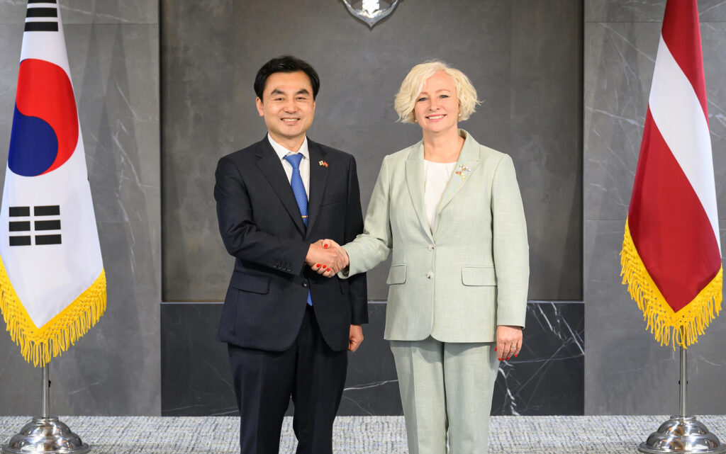 Defense Minister Ahn Gyu-back, left, poses with Daiga Mierina, speaker of Latvia
