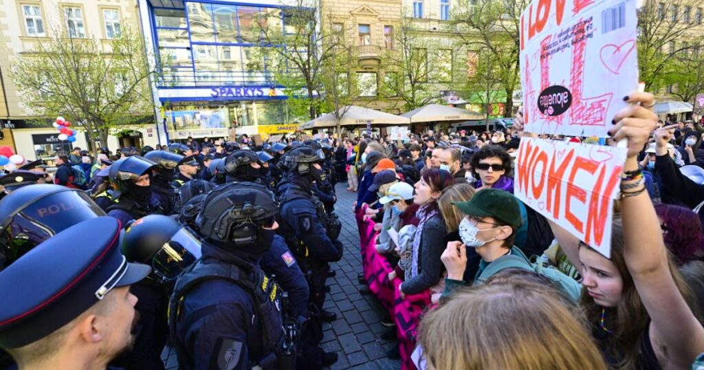 Czech Republic: Thousands protest in Prague for and against abortion