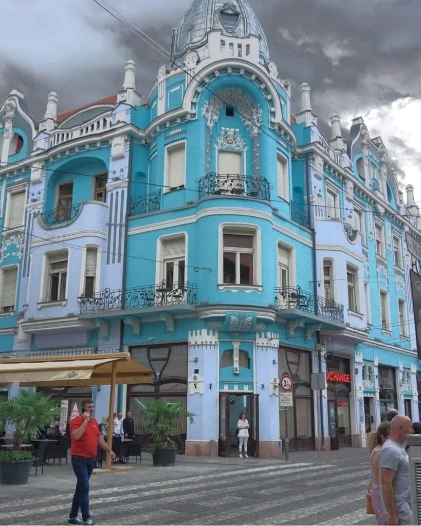 This blue Art Nouveau palace was built in 1905 by a Jewish merchant. Survived 2 wars, communism, and a 1977 earthquake. Still standing in Oradea, Romania [OC]