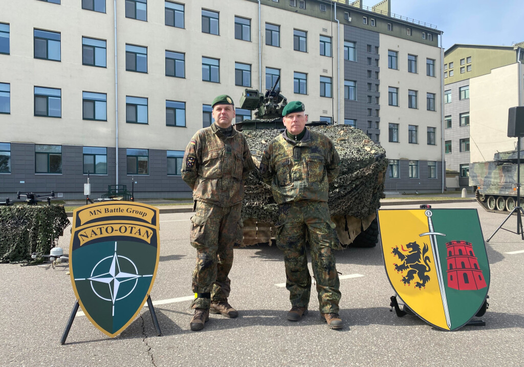 Oberstleutnant Sebastian Hagen (l), Kommandeur der «Multinational Battlegroup Lithuania», und Oberst André Hastenrath, stellvertretender Kommandeur der Panzerbrigade 45 Litauen
