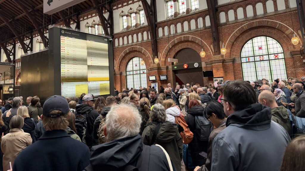 All trains on Zealand stand still [der bliver ikke indsat togbusser]