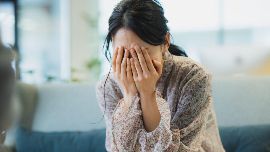 Since Japan lowered the age of adulthood to 18, many 18-19 year olds have fell victim to predatory "contracts" promoted by multilevel scammer on social media