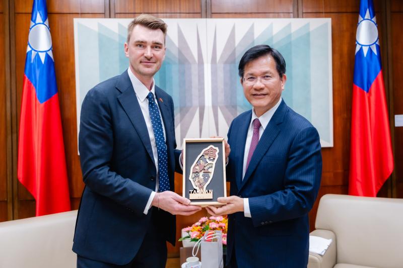 Foreign minister meets new Lithuanian envoy, pledges closer ties