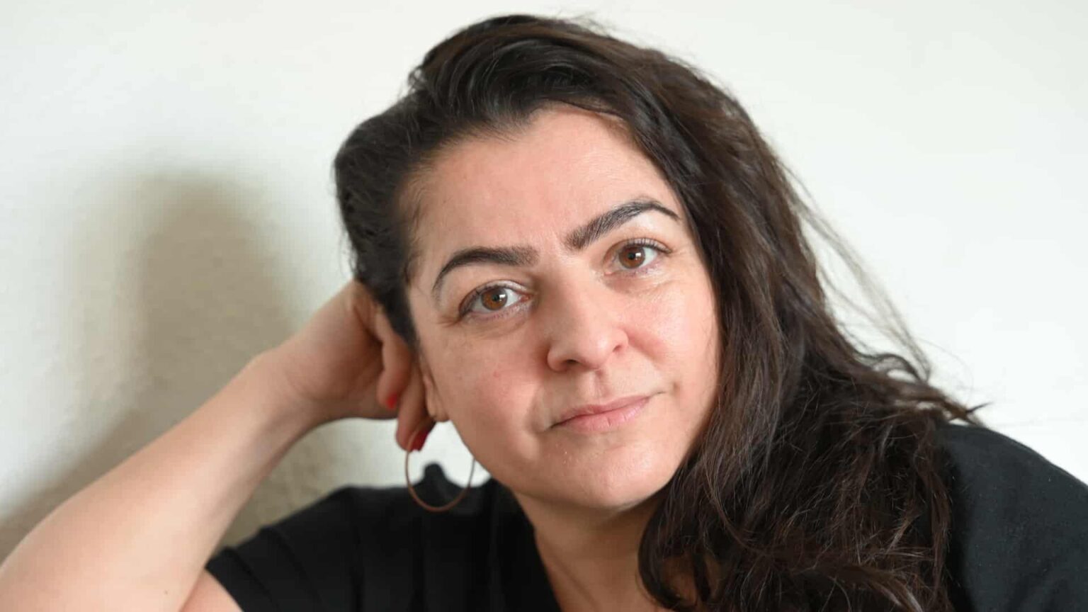 As a child, she saw her father being tortured: Now she lives in Aarhus and does not dare to return - Samara Bahrami Haugshøj fled a regime that punished her father brutally, and has since created a life with both family and career in Denmark.