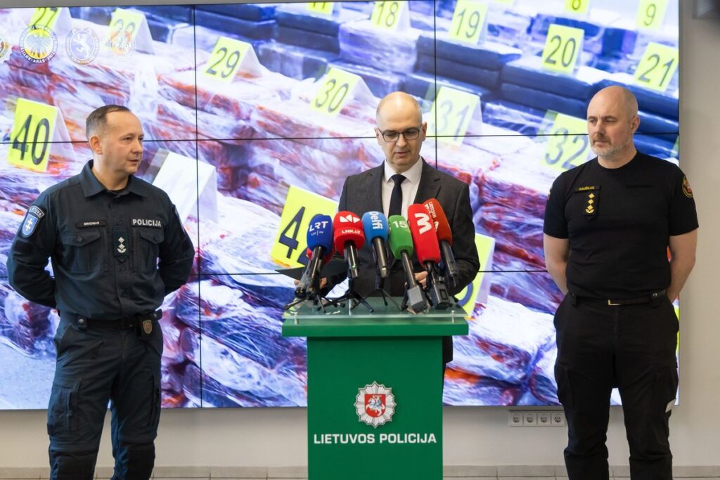 Law enforcement seizes 1 tonne of cocaine Law enforcement seizes 1 tonne of cocaine