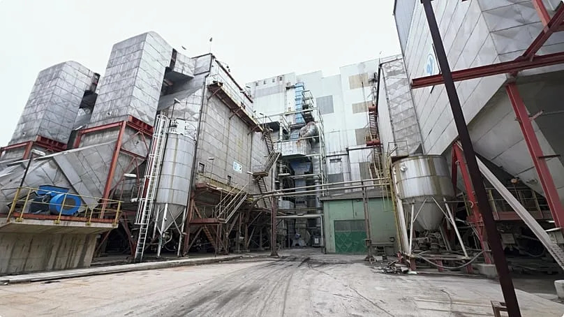 Prcanović is horrified: “They are emitting about 70.000 tonnes of sulphur dioxide per year." 