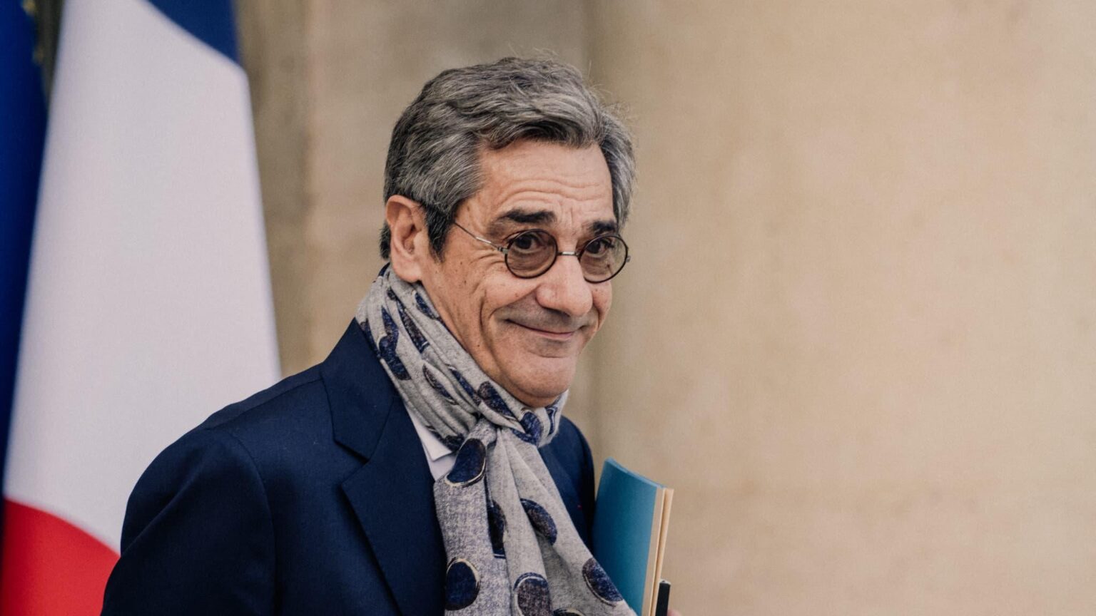 Minister of SMEs Serge Papin suggests letting students come to work on May 1 in place of employees in small businesses