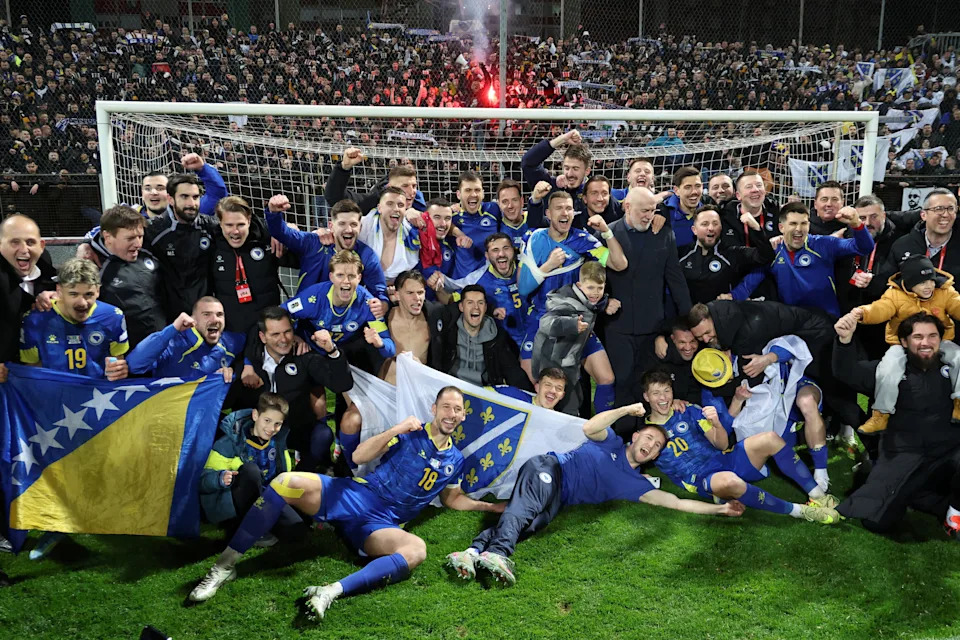 Soccer Football - FIFA World Cup - UEFA Qualifiers - Finals - Bosnia and Herzegovina v Italy - Bilino Polje Stadium, Zenica, Bosnia and Herzegovina - March 31, 2026 Bosnia and Herzegovina players and staff celebrate qualifying for the FIFA World Cup REUTERS/Amel Emric     TPX IMAGES OF THE DAY