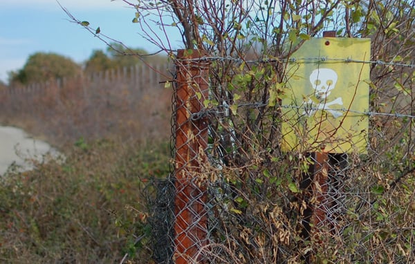 A skull and crossbone marks a minefield in Greece near the Turkish border. (Photo: Nikolaj Nielsen)