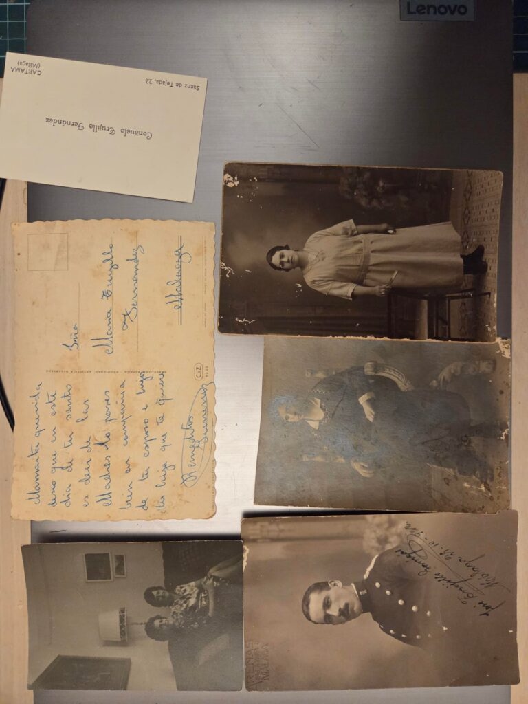 ⚠️IMPORTANT⚠️ I have found photos and letters from the 20s and 40s in the "pipi" park in the El Palo neighborhood. I want to find the owner. For now I want to give the photos to the El Palo residents association. (I had to take the photos to my house because there would be rain and the park would close