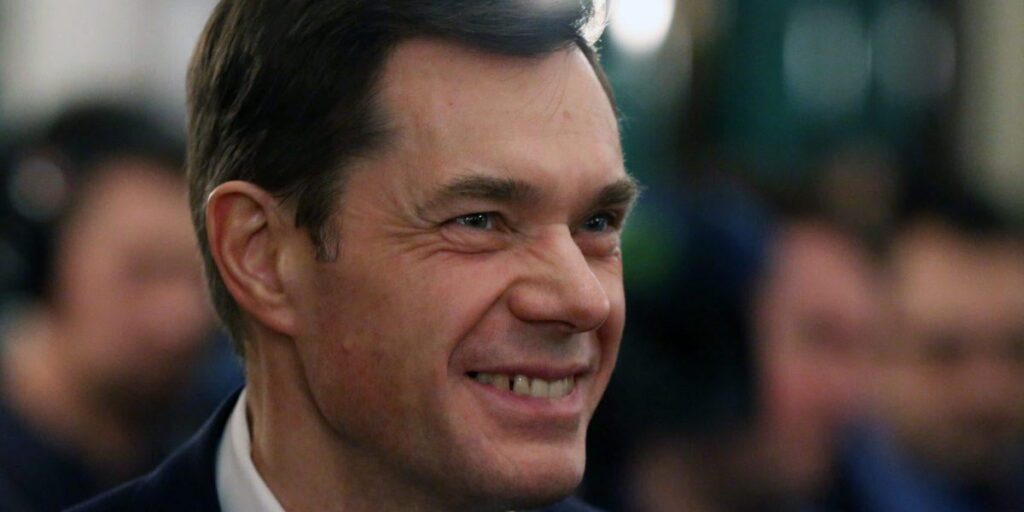 A $500 million superyacht linked with Russia’s richest man was just able to pass through the blockaded Strait of Hormuz