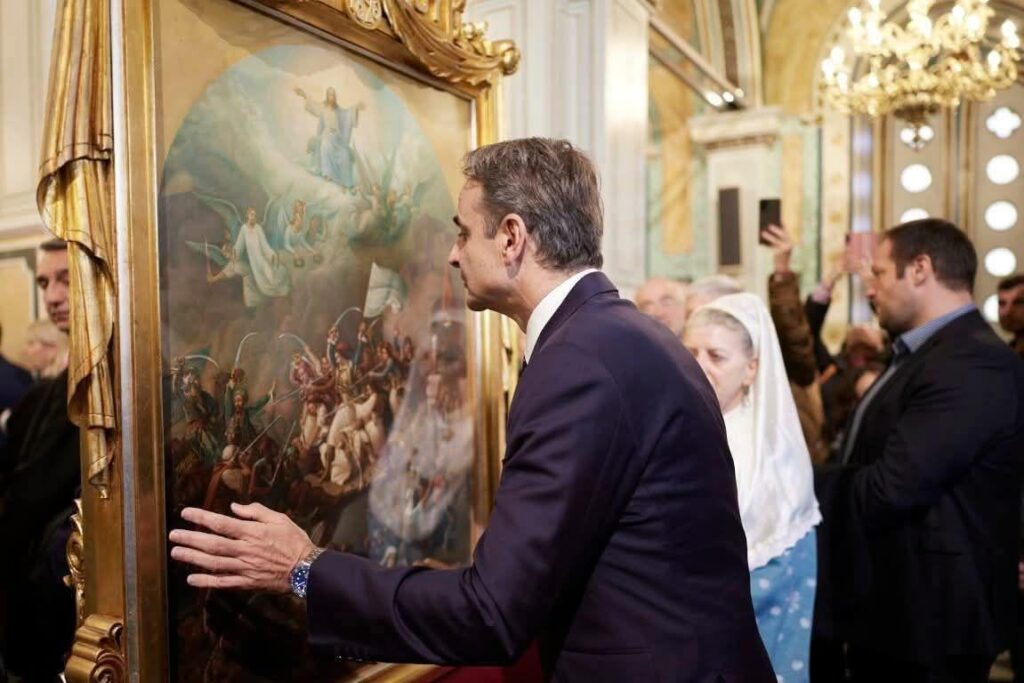 The image is misleading, he gives her head, he doesn't kiss her.