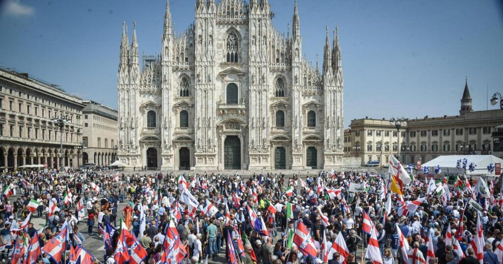 The Patriots of the League in the square, chants against Muslims and the EU. Social centers also parade